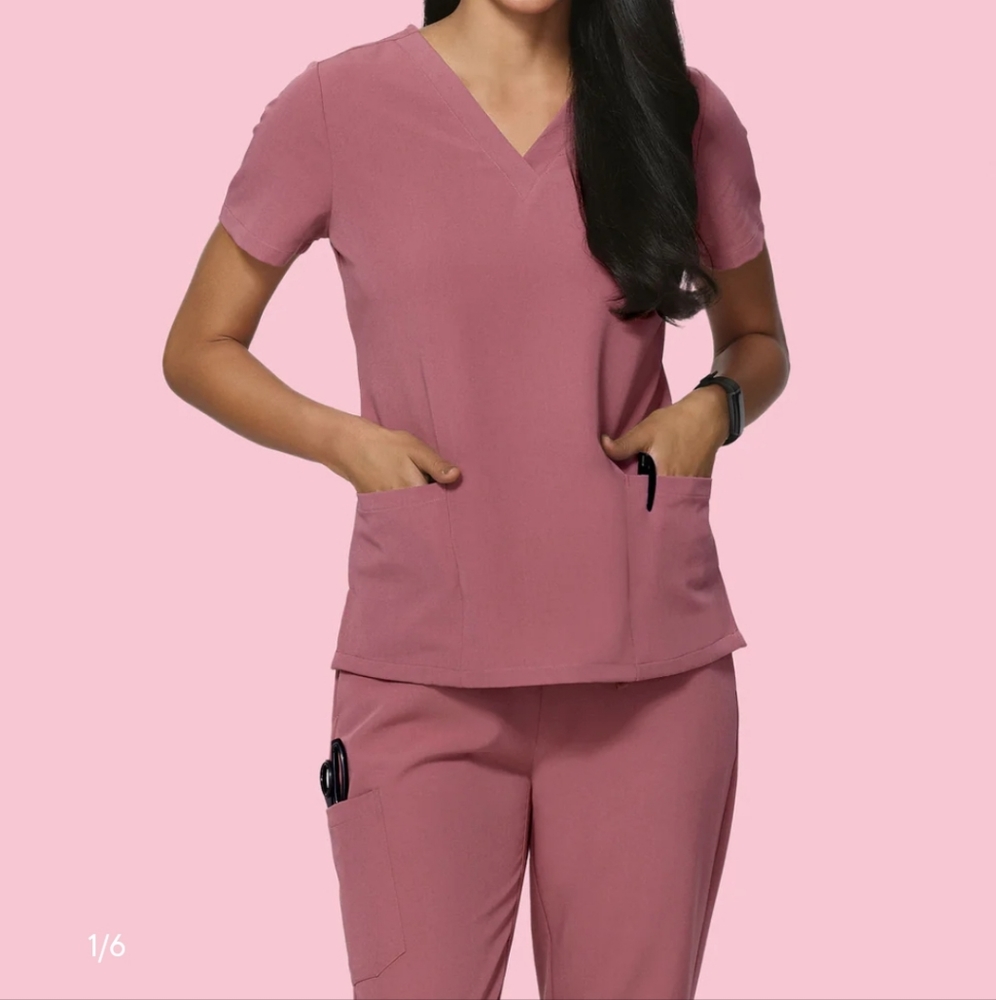 NWT Mandala 6 pocket Scrub top size small/ Mauve